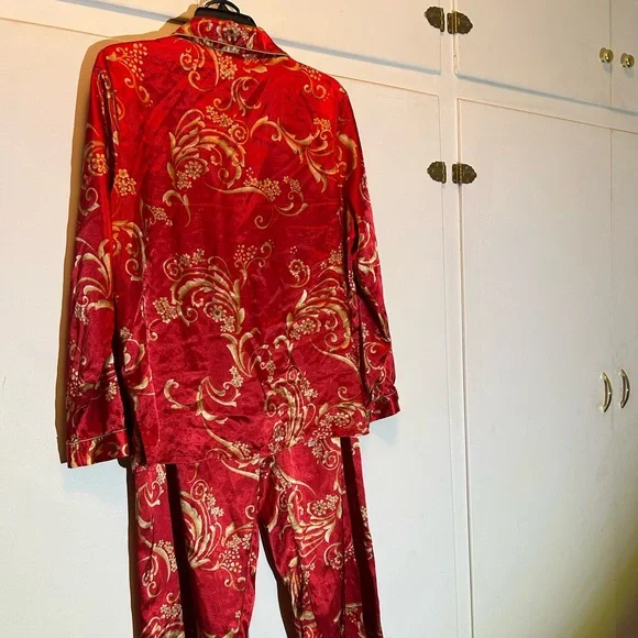 Morgan Taylor Red Satin Pajama Set with Gold Paisley Motif - Picture 4 of 11